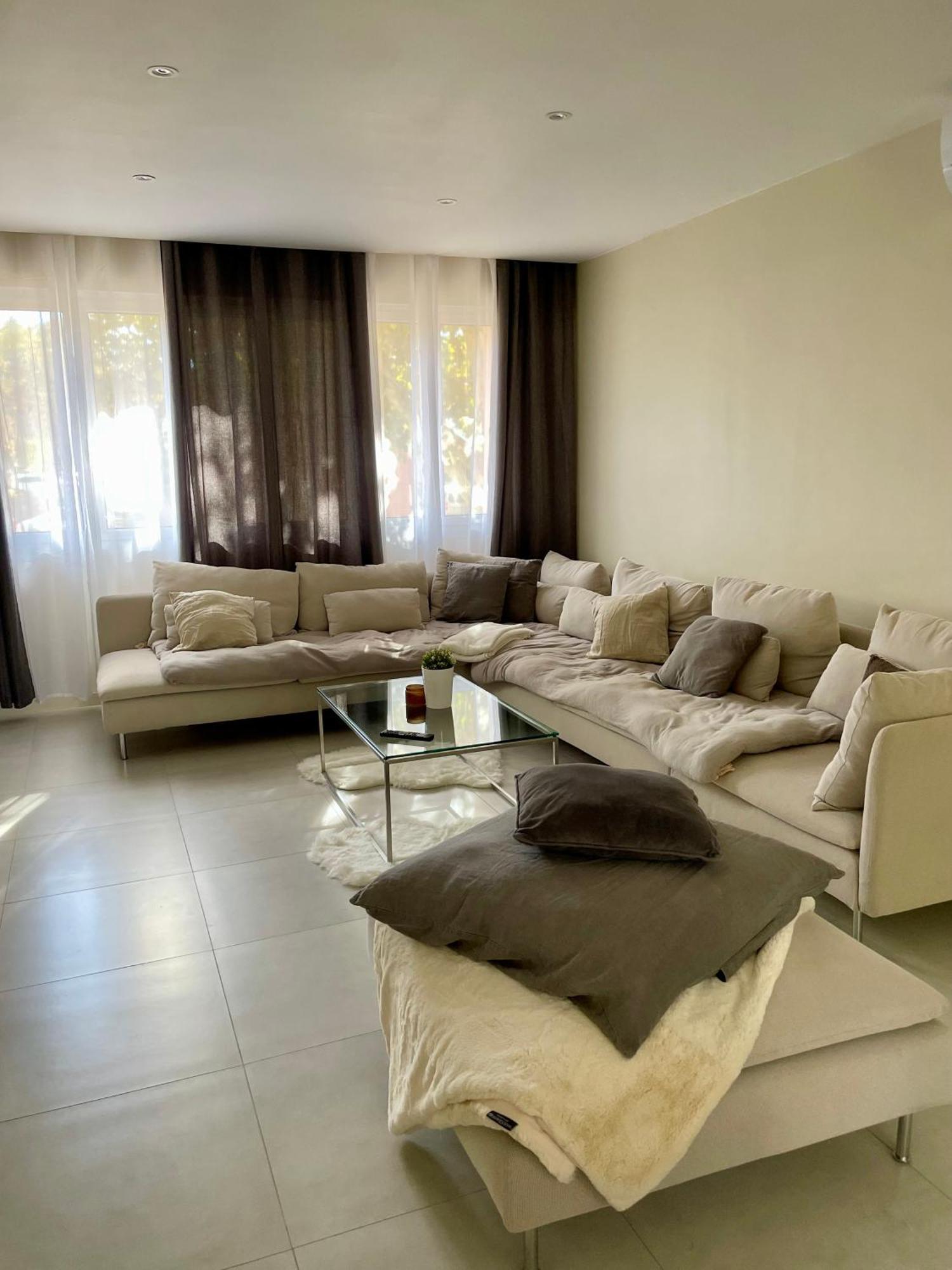 Side - - Entier Apartment *