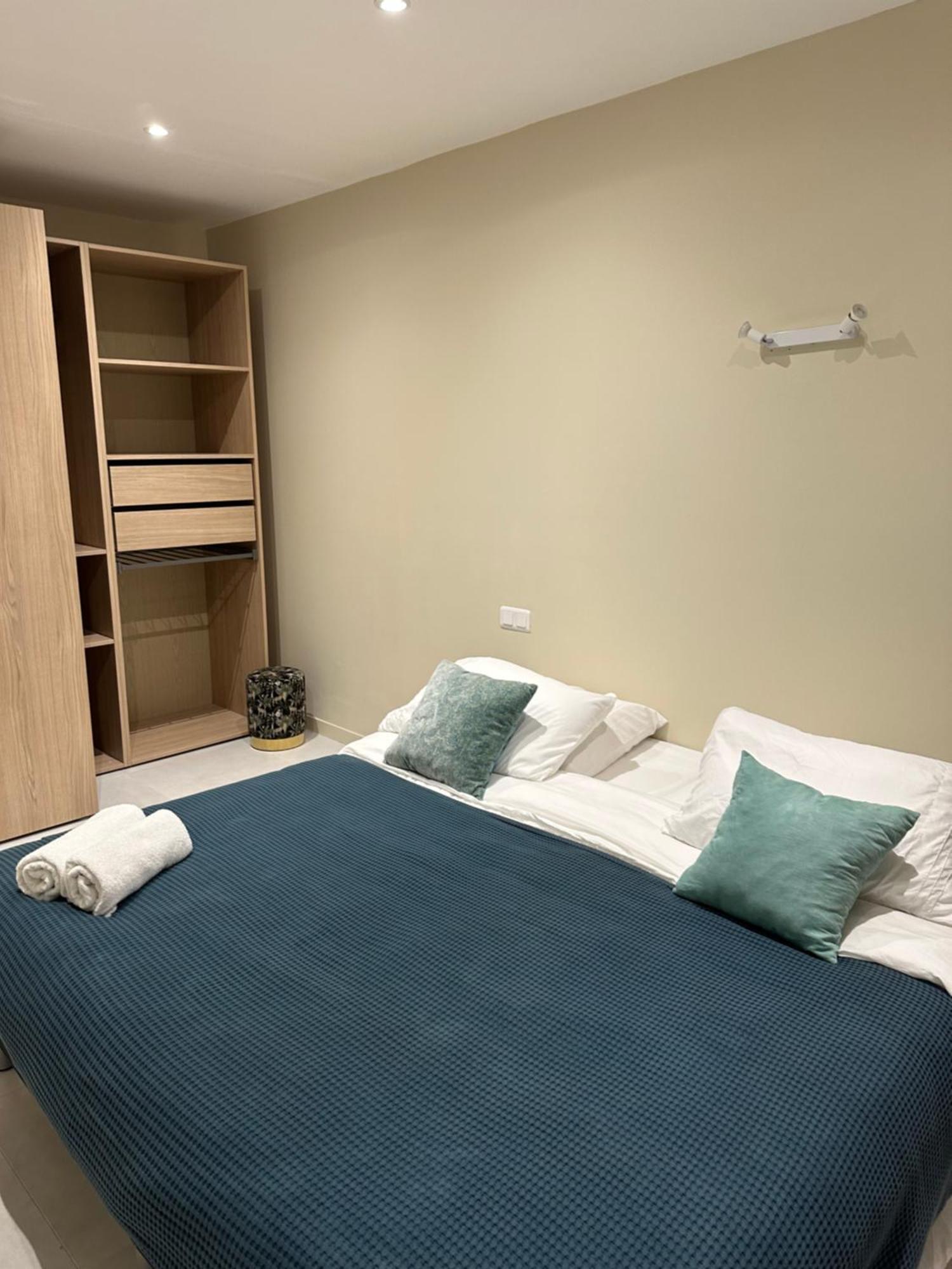 Side - - Entier Apartment *